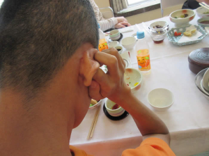 食事中